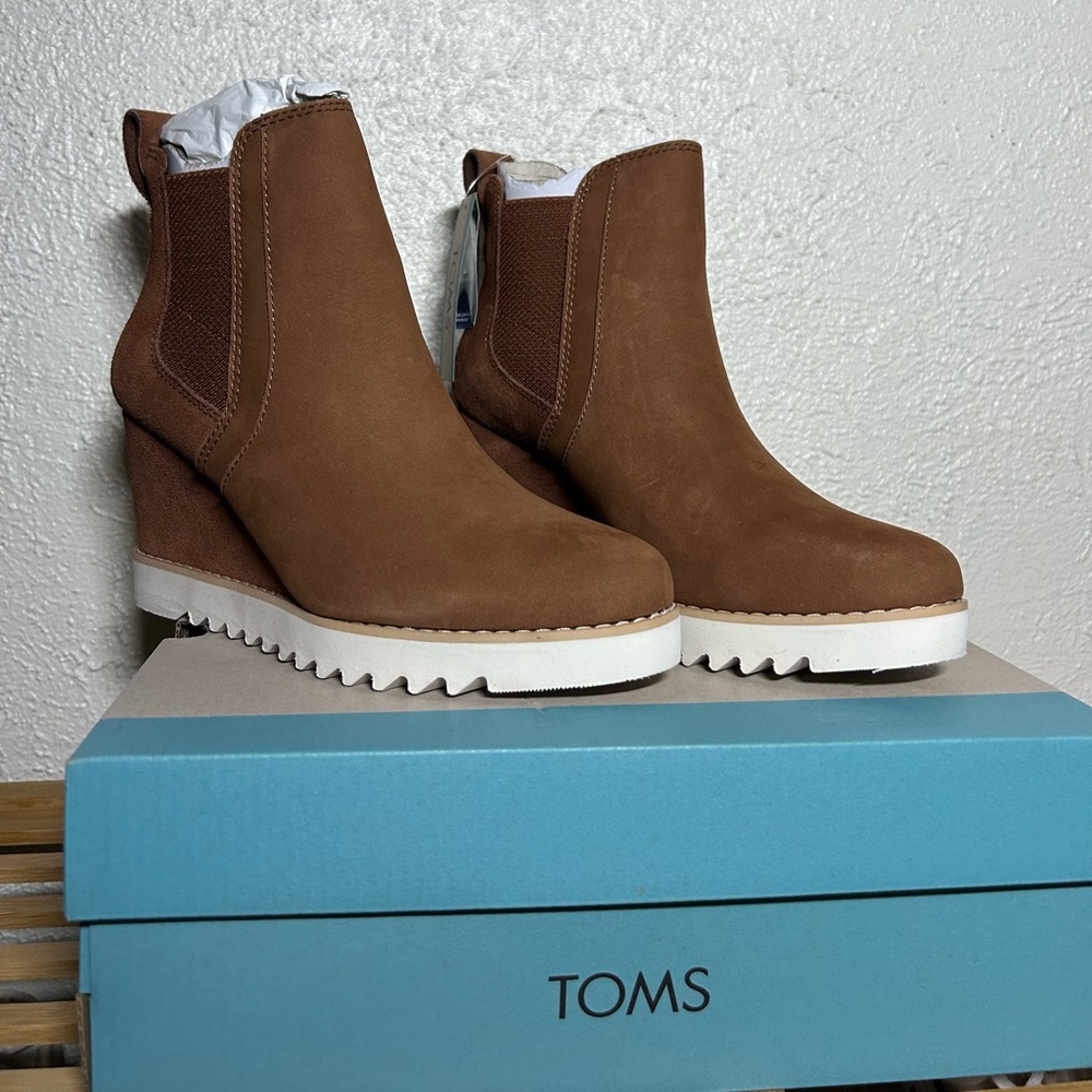 TOMS NWT Dark Ember Oiled Maddie Ankle Boots